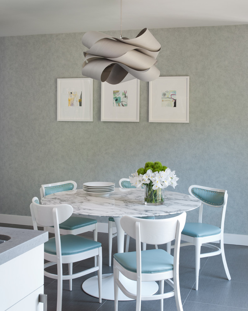 Пример оригинального дизайна: кухня-столовая в стиле неоклассика (современная классика) с серыми стенами и полом из керамической плитки