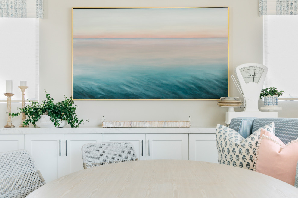 Свежая идея для дизайна: столовая в морском стиле с с кухонным уголком и серыми стенами - отличное фото интерьера