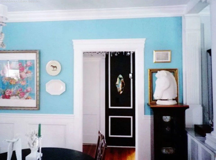 Klassische Wohnküche mit blauer Wandfarbe und braunem Holzboden in Miami