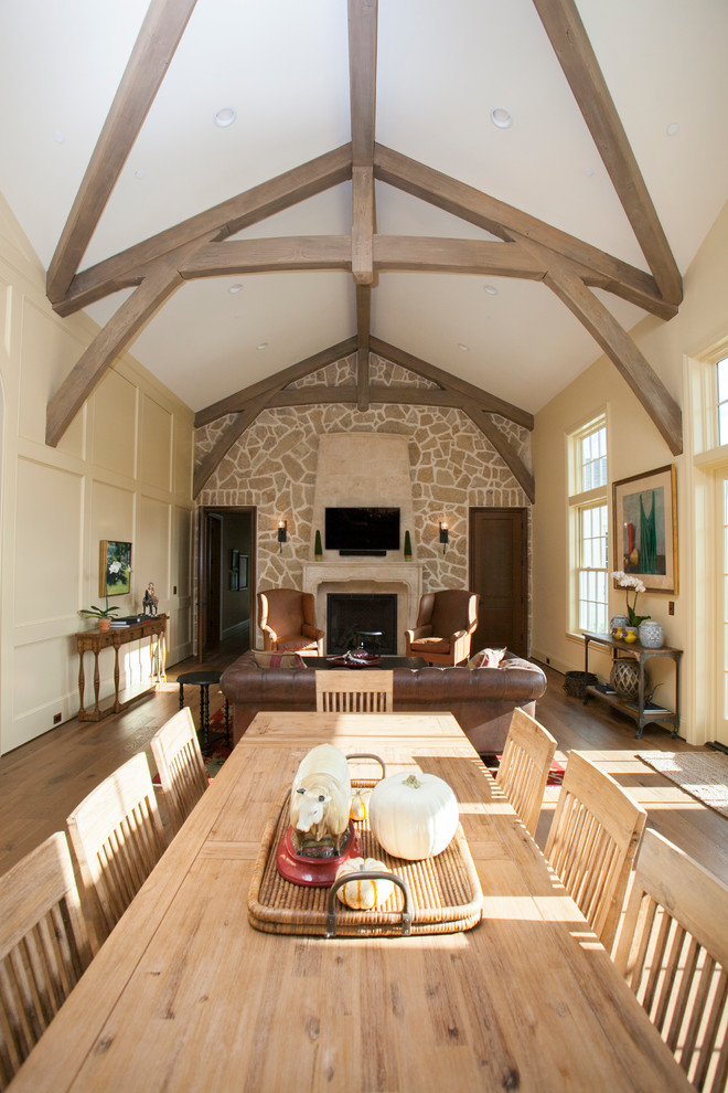 Источник вдохновения для домашнего уюта: большая отдельная столовая в стиле кантри с красными стенами, паркетным полом среднего тона, стандартным камином и фасадом камина из камня