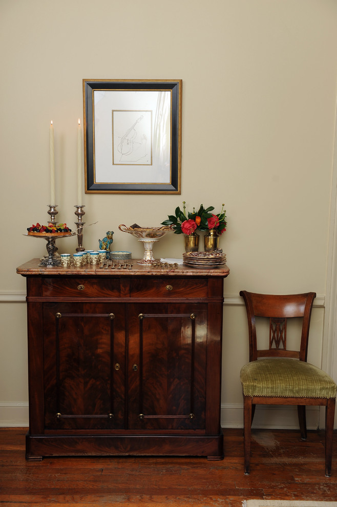 This is an example of a classic dining room in New Orleans.