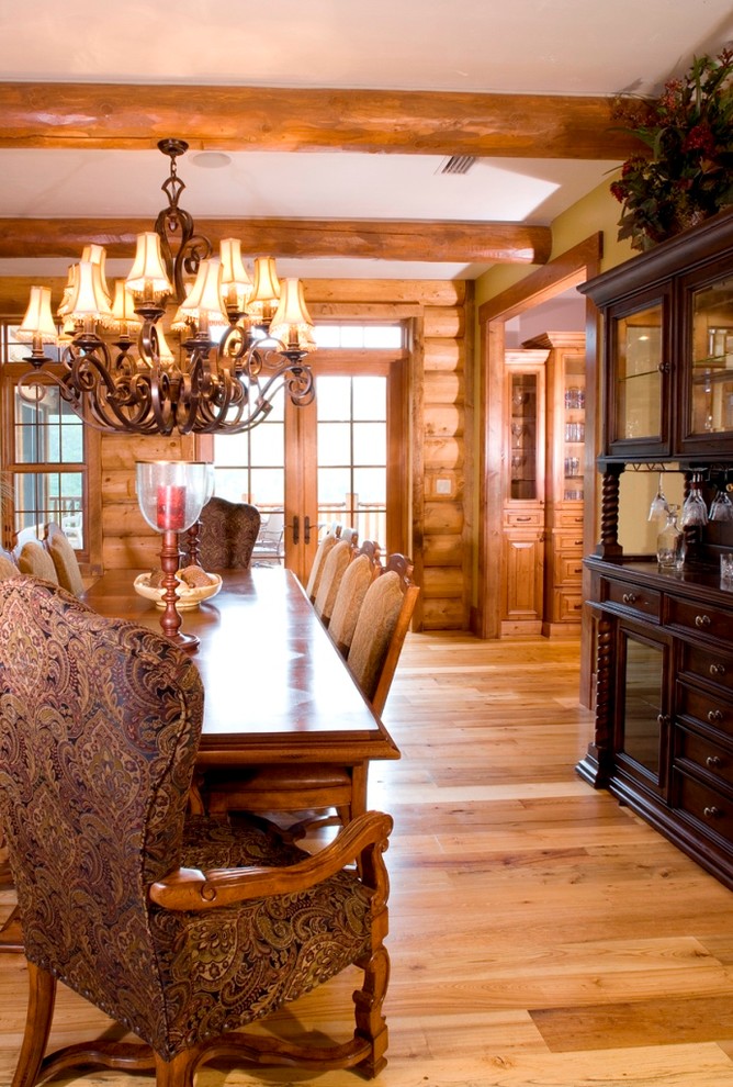 Ispirazione per una sala da pranzo rustica con pareti gialle e pavimento in legno massello medio