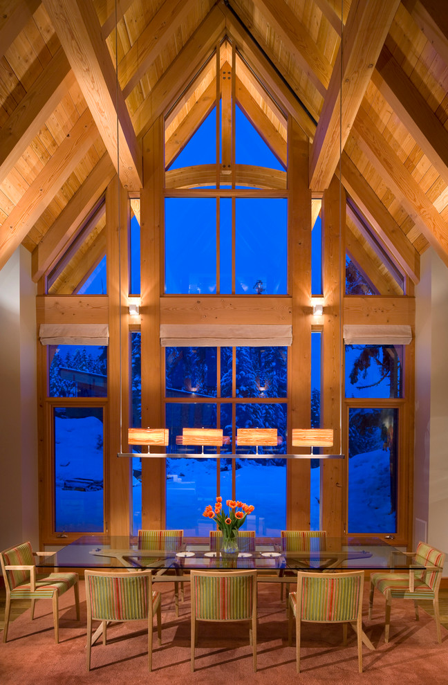 Mittelgroße Rustikale Wohnküche ohne Kamin mit beiger Wandfarbe, Teppichboden und beigem Boden in Vancouver