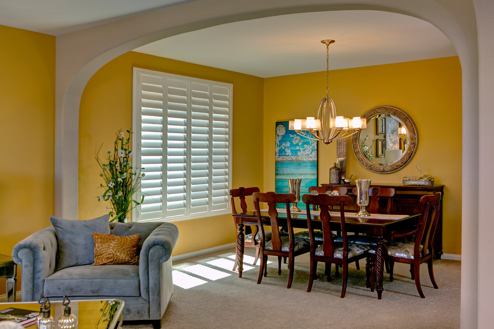Свежая идея для дизайна: отдельная столовая среднего размера в классическом стиле с желтыми стенами и ковровым покрытием - отличное фото интерьера