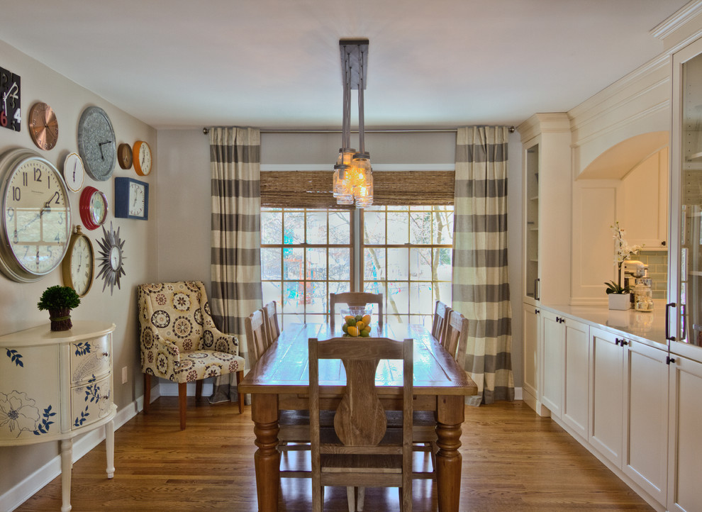 Cette image montre une salle à manger ouverte sur la cuisine bohème de taille moyenne avec un mur beige, un sol en bois brun et aucune cheminée.
