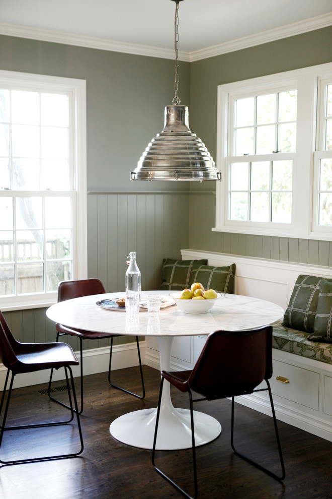 Inspiration pour une salle à manger traditionnelle avec un mur vert et parquet foncé.