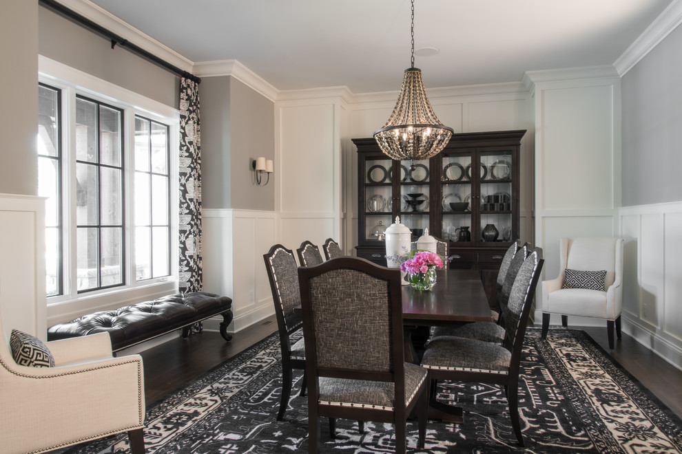 Идея дизайна: отдельная столовая в классическом стиле с серыми стенами, темным паркетным полом и коричневым полом