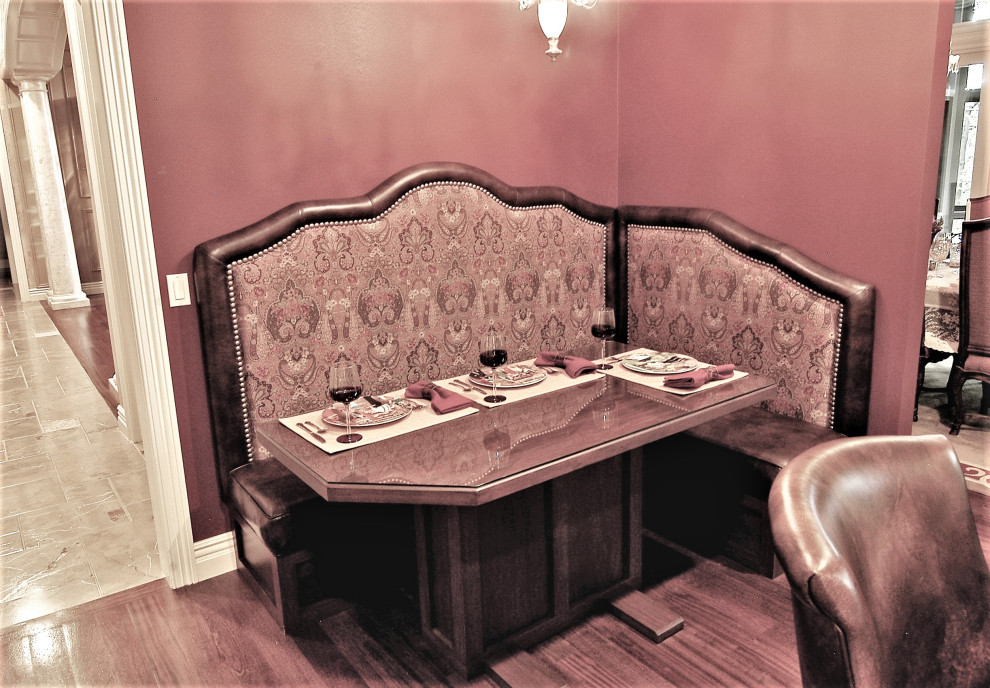 Esempio di una grande sala da pranzo tradizionale chiusa con pareti rosse, parquet scuro e nessun camino