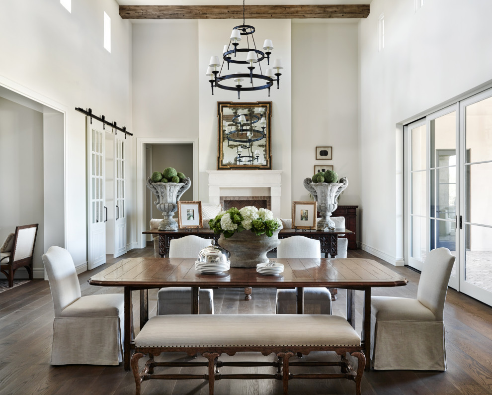 Источник вдохновения для домашнего уюта: столовая в классическом стиле с белыми стенами, темным паркетным полом, стандартным камином, коричневым полом и балками на потолке