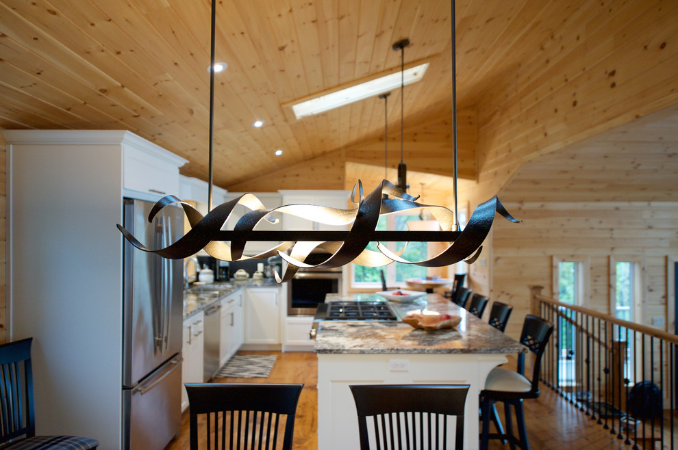 Idee per una sala da pranzo aperta verso la cucina stile marinaro di medie dimensioni con pavimento in legno massello medio