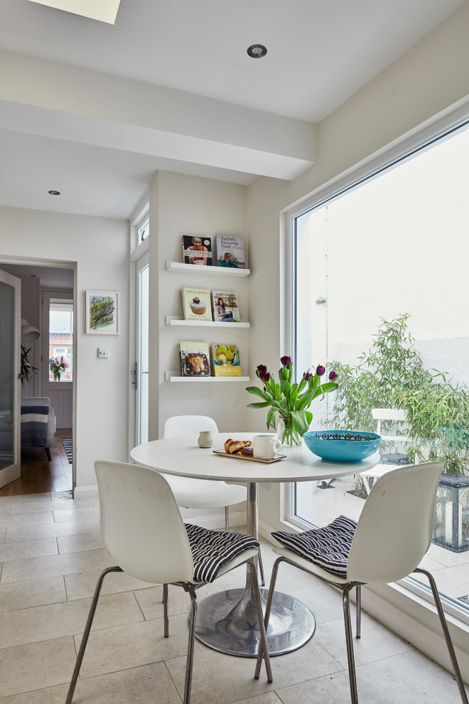 Idéer för små minimalistiska kök med matplatser, med vita väggar, klinkergolv i porslin och vitt golv