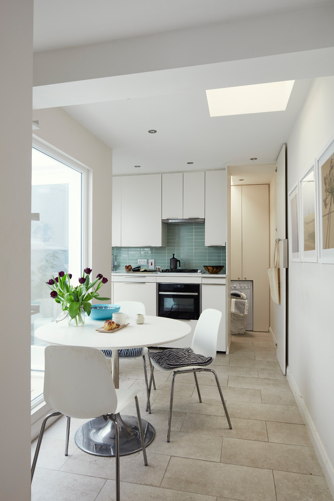 Kleine Skandinavische Wohnküche ohne Kamin mit weißer Wandfarbe, Porzellan-Bodenfliesen und weißem Boden in Dublin