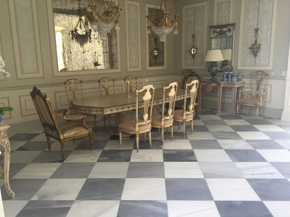 Cette photo montre une grande salle à manger victorienne avec un mur beige, un sol en marbre, aucune cheminée et un sol multicolore.