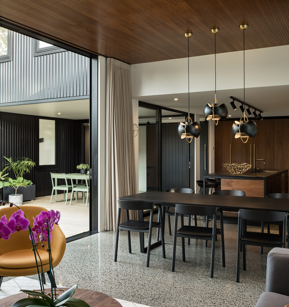 Esempio di una grande sala da pranzo aperta verso la cucina minimal con pareti bianche, pavimento in cemento, pavimento grigio e soffitto in legno