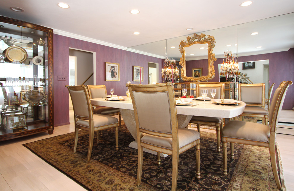 Foto di una sala da pranzo minimal chiusa e di medie dimensioni con pareti viola, parquet chiaro, nessun camino e pavimento marrone