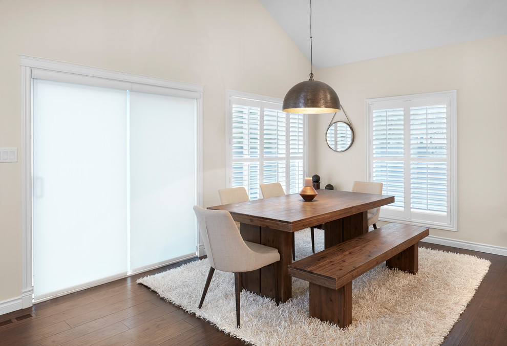 Idee per una sala da pranzo aperta verso la cucina moderna di medie dimensioni con pareti beige, parquet scuro e pavimento marrone