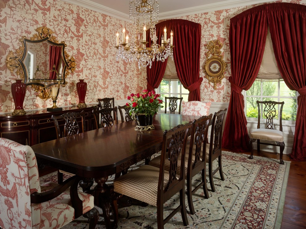 Свежая идея для дизайна: большая отдельная столовая в классическом стиле с красными стенами, темным паркетным полом и коричневым полом без камина - отличное фото интерьера