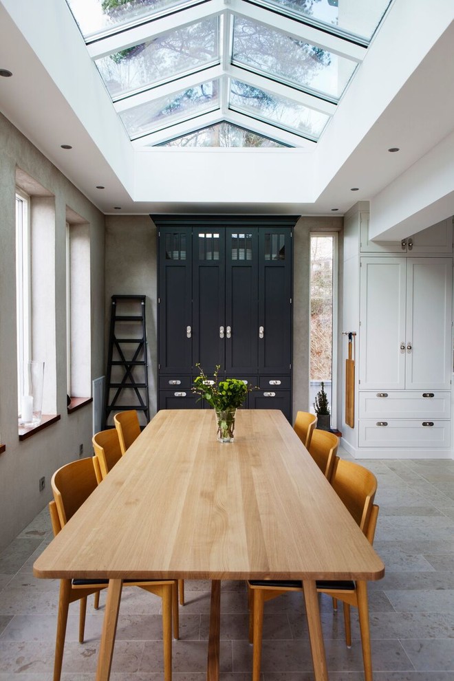 Idéer för en mellanstor minimalistisk matplats med öppen planlösning, med grå väggar, travertin golv och beiget golv