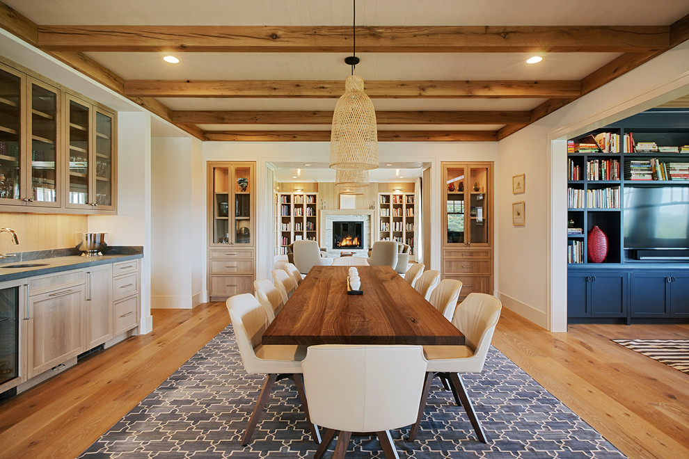Imagen de comedor clásico renovado abierto con paredes blancas y suelo de madera en tonos medios
