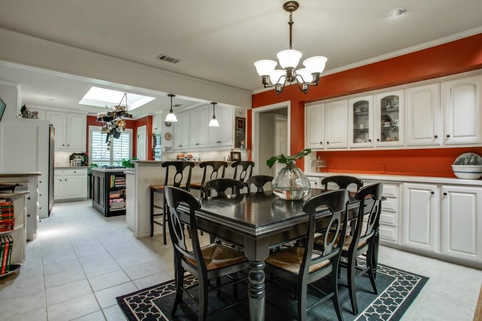 Пример оригинального дизайна: гостиная-столовая в классическом стиле с оранжевыми стенами и полом из керамической плитки