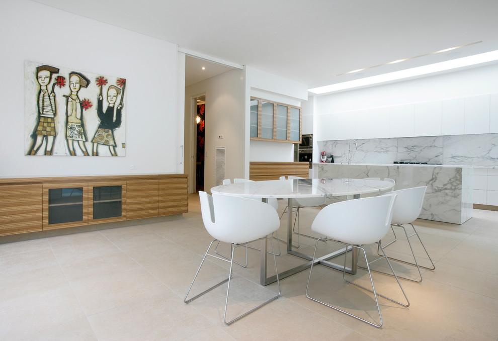 Cette image montre une salle à manger ouverte sur la cuisine design de taille moyenne avec un mur blanc.