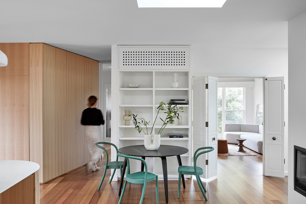 Example of a 1960s dining room design in Melbourne