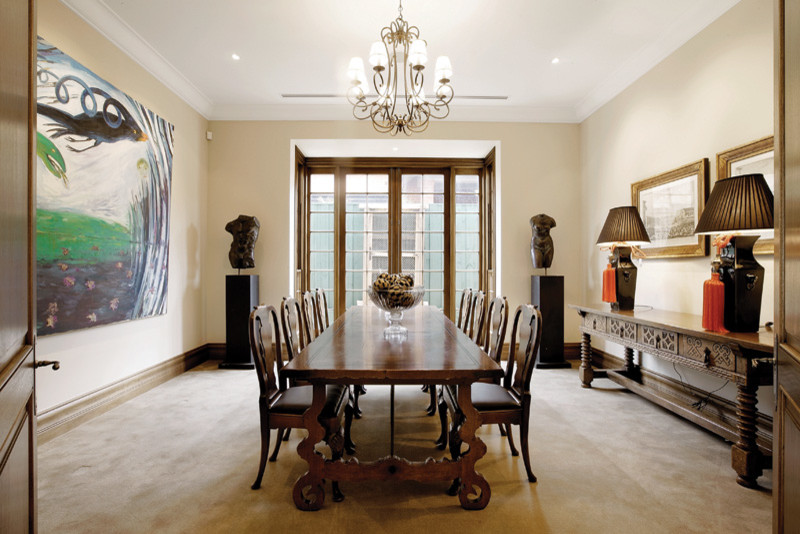 Esempio di una sala da pranzo classica chiusa e di medie dimensioni con pareti beige e pavimento con piastrelle in ceramica