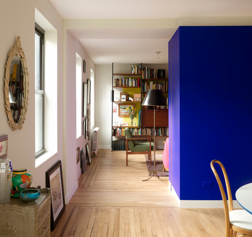 Idee per una piccola sala da pranzo aperta verso la cucina contemporanea con pareti blu e parquet chiaro