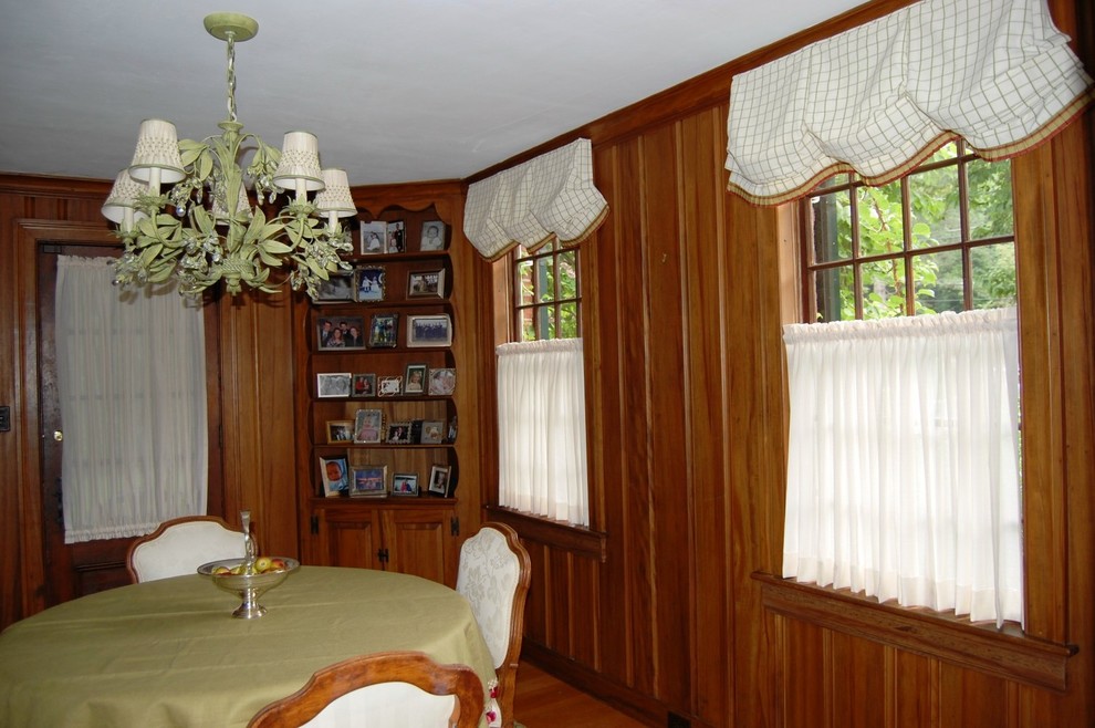 Пример оригинального дизайна: отдельная столовая среднего размера в классическом стиле с коричневыми стенами, темным паркетным полом и коричневым полом без камина