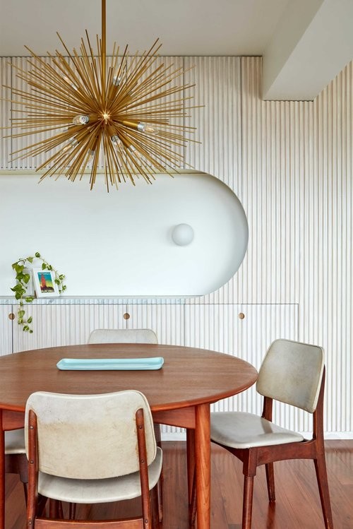 Exemple d'une petite salle à manger ouverte sur la cuisine rétro avec un mur blanc, parquet foncé et un sol marron.
