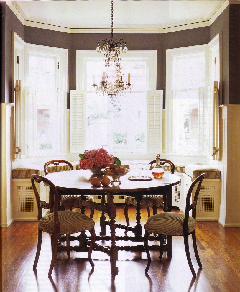 Cette photo montre une salle à manger ouverte sur la cuisine éclectique de taille moyenne avec un mur marron, un sol en bois brun et aucune cheminée.