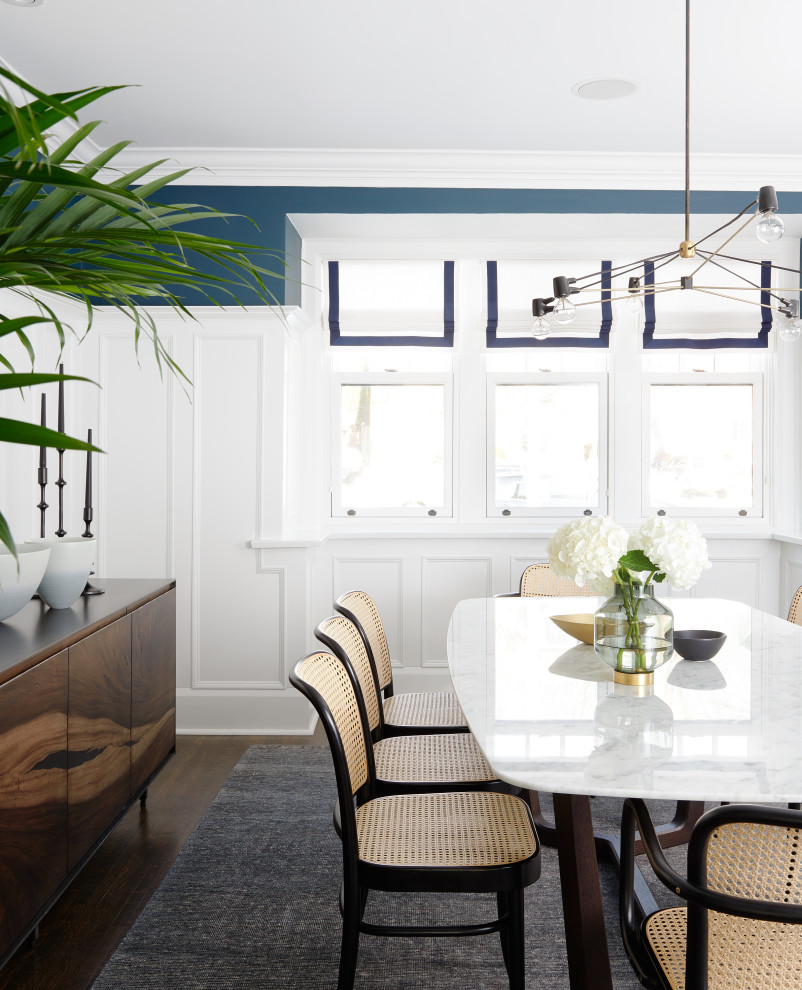 Esempio di una sala da pranzo contemporanea chiusa e di medie dimensioni con pareti blu e pavimento in legno massello medio
