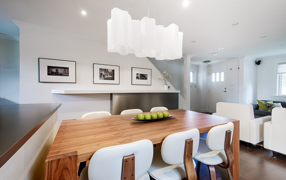 На фото: гостиная-столовая в стиле модернизм с белыми стенами с