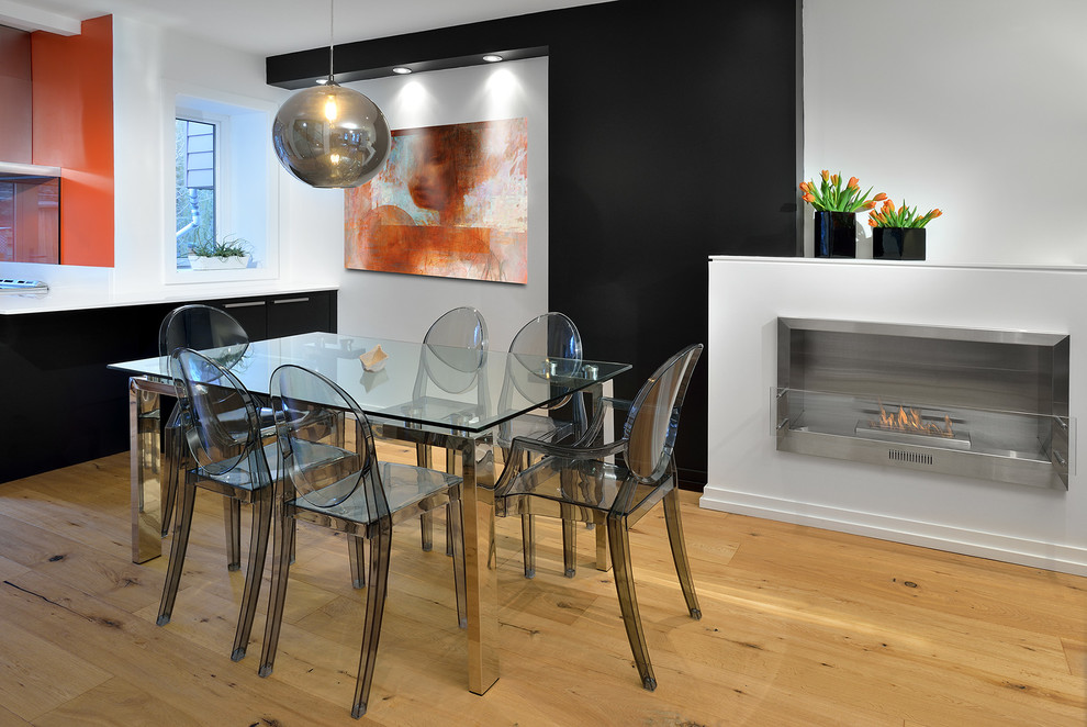 Ejemplo de comedor de cocina minimalista de tamaño medio con chimenea lineal, suelo de madera clara, paredes multicolor, suelo beige y marco de chimenea de metal