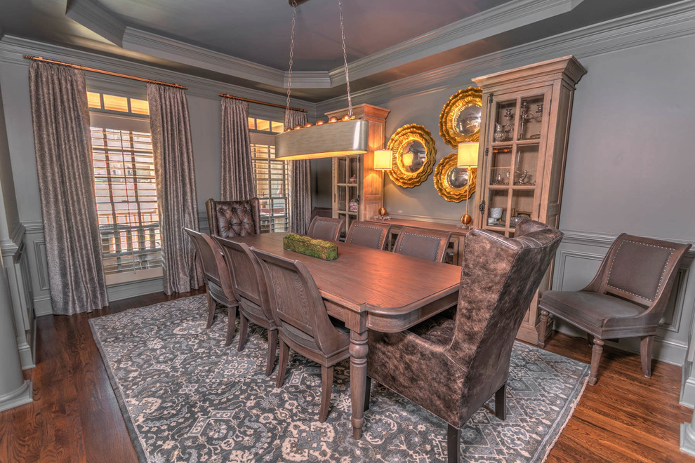 Cette image montre une salle à manger ouverte sur la cuisine de taille moyenne avec un mur gris, un sol en bois brun et un sol bleu.