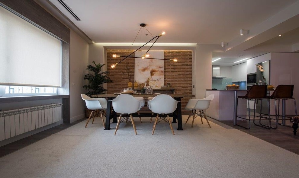 Стильный дизайн: большая гостиная-столовая в стиле лофт с белыми стенами и ковровым покрытием без камина - последний тренд
