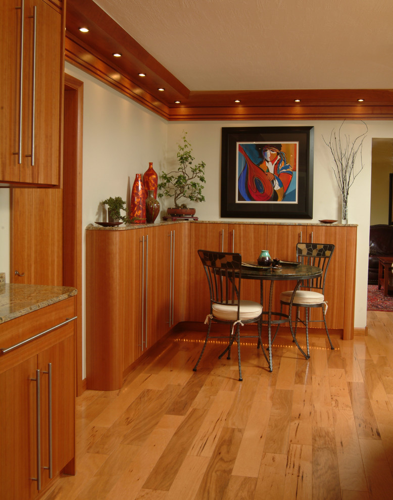 Réalisation d'une salle à manger ouverte sur la cuisine minimaliste de taille moyenne avec un mur blanc, parquet clair, aucune cheminée et un sol marron.