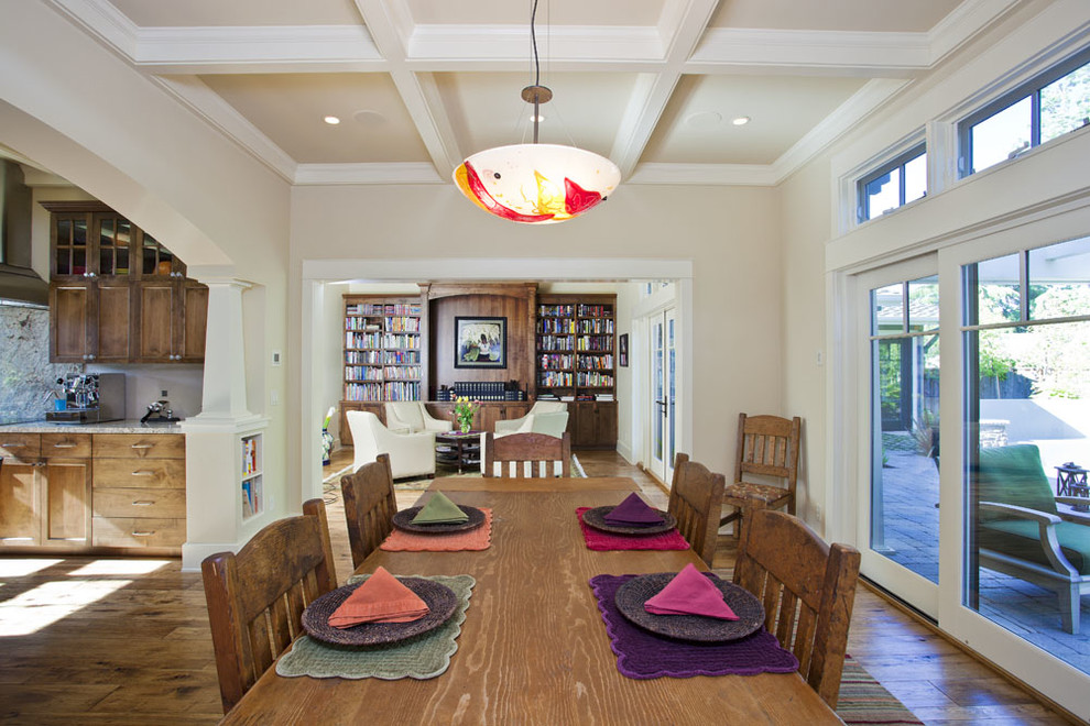 Idee per una sala da pranzo aperta verso la cucina classica con pareti beige e pavimento in legno massello medio