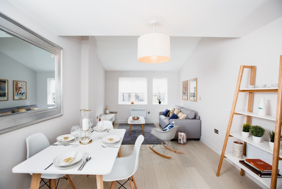 Modelo de comedor de cocina minimalista pequeño con paredes blancas, suelo de madera en tonos medios y suelo multicolor