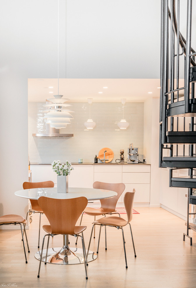Ispirazione per una sala da pranzo aperta verso il soggiorno scandinava con pareti bianche, parquet chiaro e pavimento beige