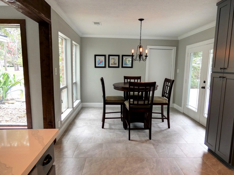 Idee per una sala da pranzo aperta verso la cucina tradizionale di medie dimensioni con pareti grigie, pavimento con piastrelle in ceramica e pavimento grigio