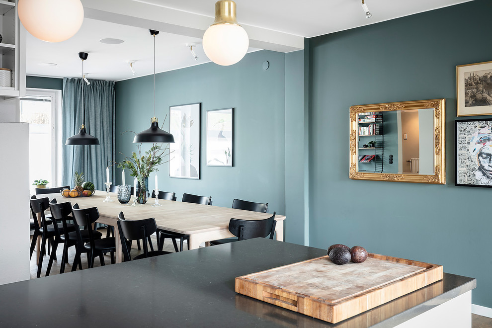 Modelo de comedor de cocina nórdico de tamaño medio con paredes azules, suelo de madera oscura y suelo marrón