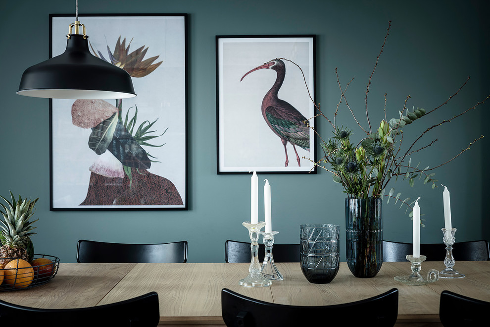 Стильный дизайн: кухня-столовая среднего размера в скандинавском стиле с синими стенами, темным паркетным полом и коричневым полом - последний тренд