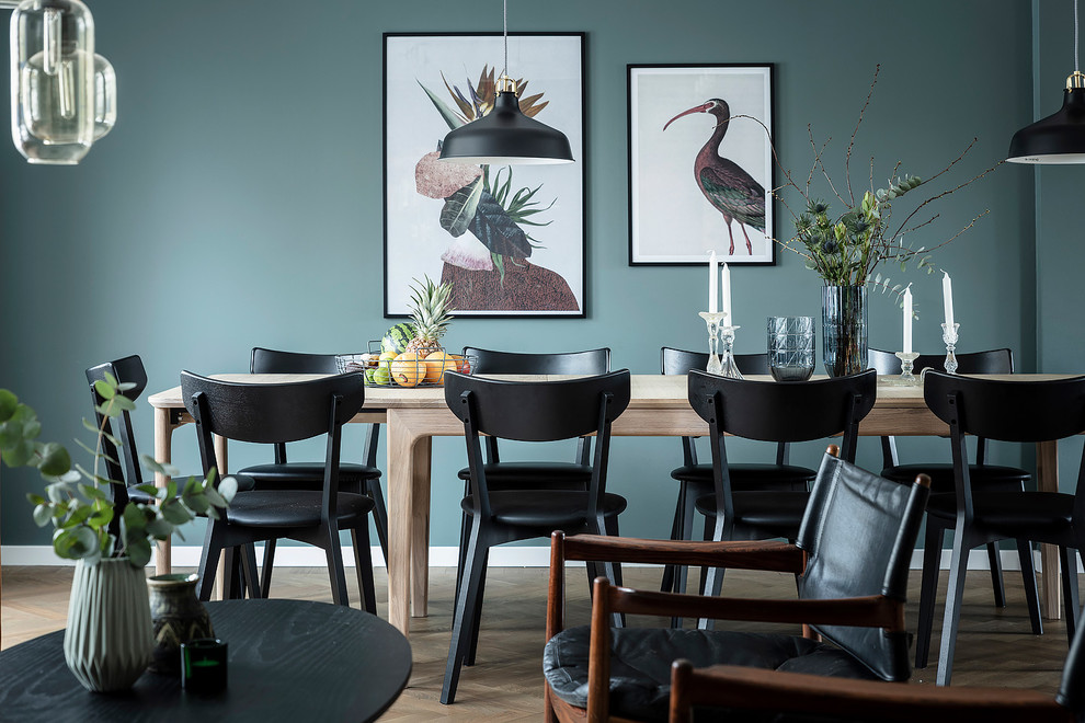 Immagine di una sala da pranzo aperta verso il soggiorno nordica di medie dimensioni con pareti blu, parquet scuro e pavimento marrone
