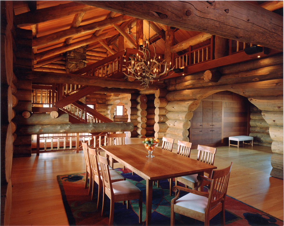 Idee per una grande sala da pranzo aperta verso la cucina stile rurale con pareti marroni e pavimento in legno massello medio