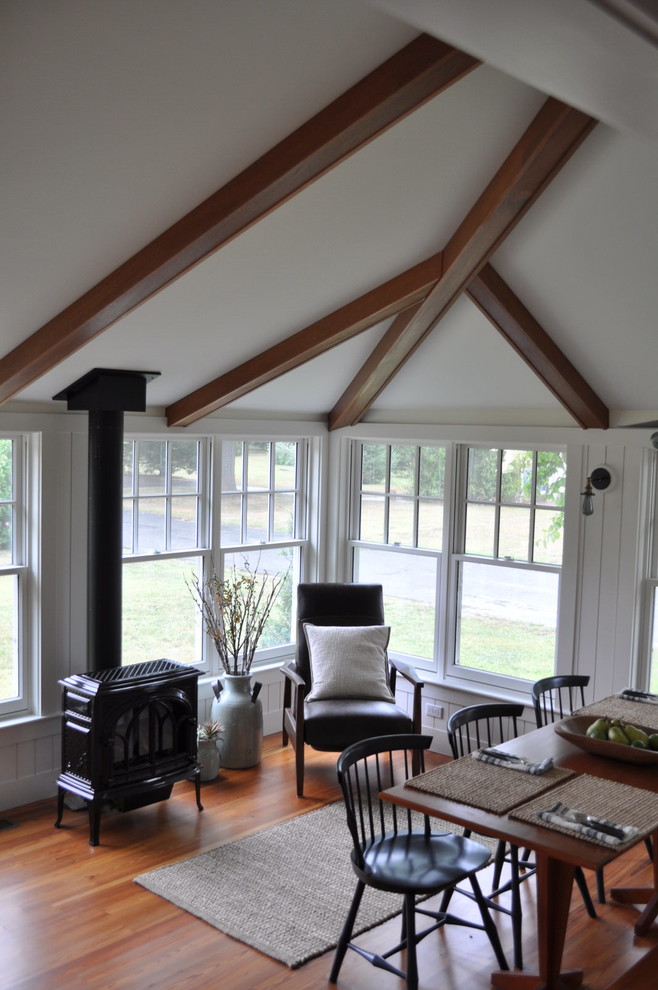 Klassische Wohnküche mit braunem Holzboden und Kaminofen in Providence
