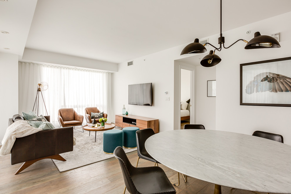 Idee per una sala da pranzo aperta verso il soggiorno design di medie dimensioni con pareti bianche e pavimento in legno massello medio