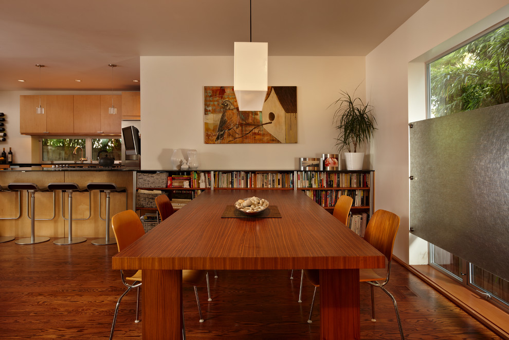 Foto di una sala da pranzo aperta verso il soggiorno minimalista