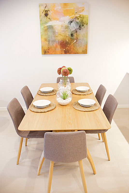 Réalisation d'une salle à manger ouverte sur le salon minimaliste de taille moyenne avec un mur gris, un sol en carrelage de céramique et un sol gris.