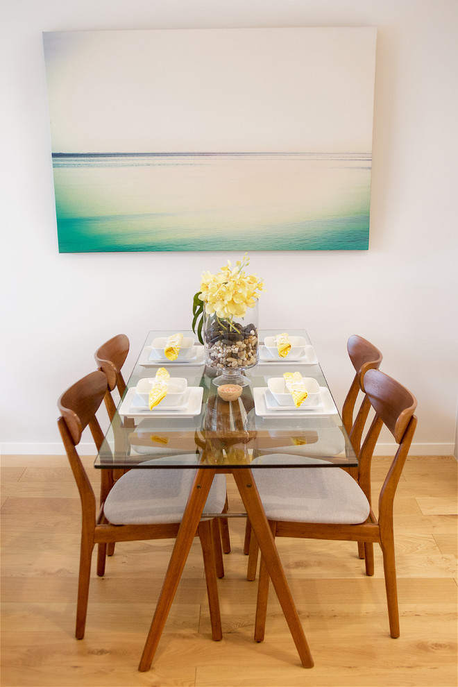 Immagine di una sala da pranzo moderna di medie dimensioni con pareti grigie, parquet chiaro e pavimento marrone